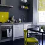 Pelēka virtuves palete ar tumši pelēkiem toņiem un dzeltenu mājas rotājumu