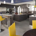 Paleta de bucătărie gri cu elemente de mobilier galben