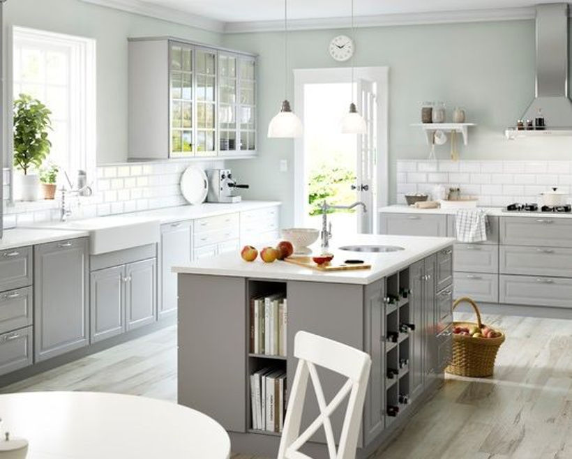 En grå kjøkkenpalett kombinert med hvit