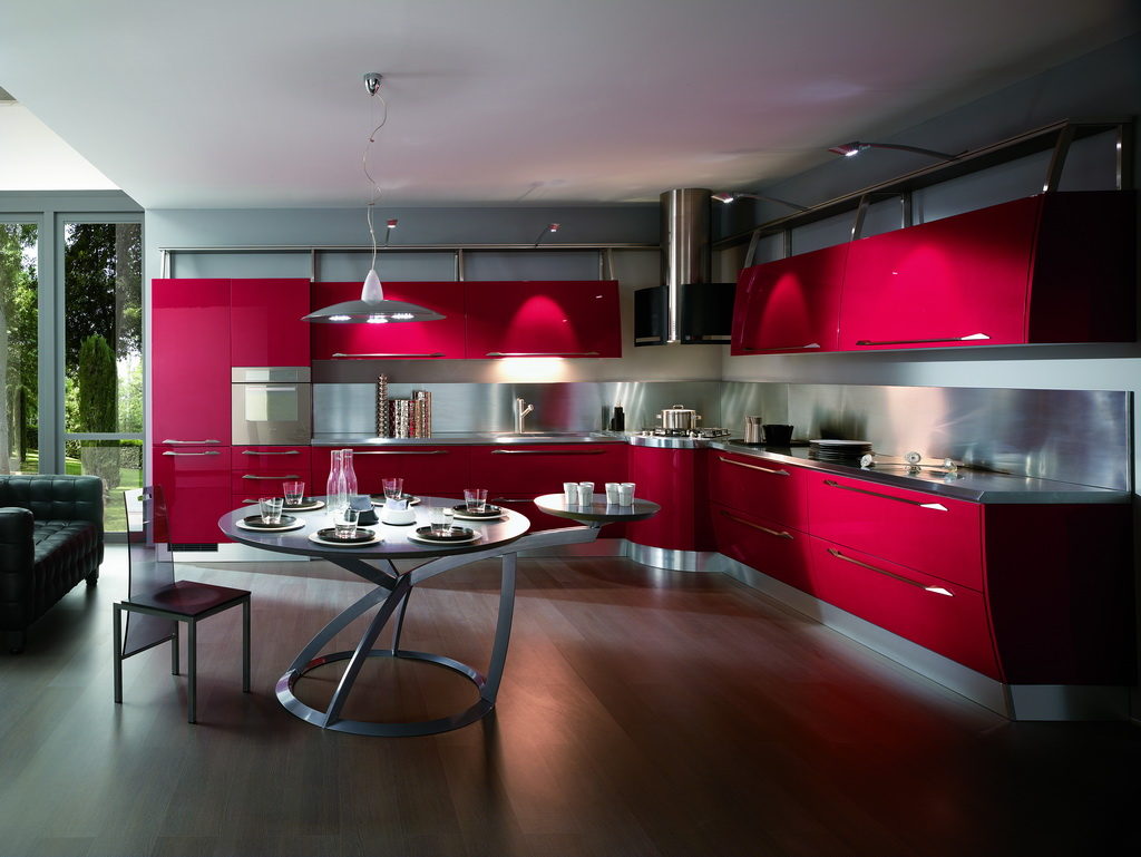 Una paleta de cocina gris combinada con rojo.