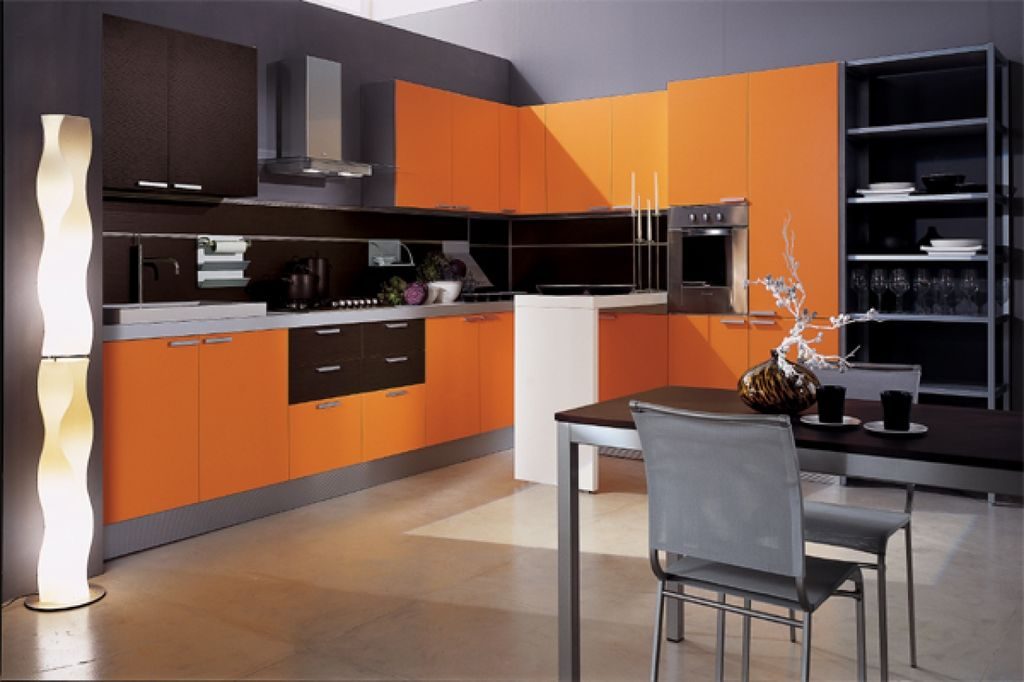 Šedá kuchynská paleta kombinovaná s oranžovou farbou