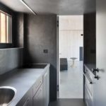 Grijs palet van keuken in een smalle kamer