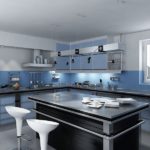 Barevná kombinace kuchyňského interiéru achromatické barvy a modrá