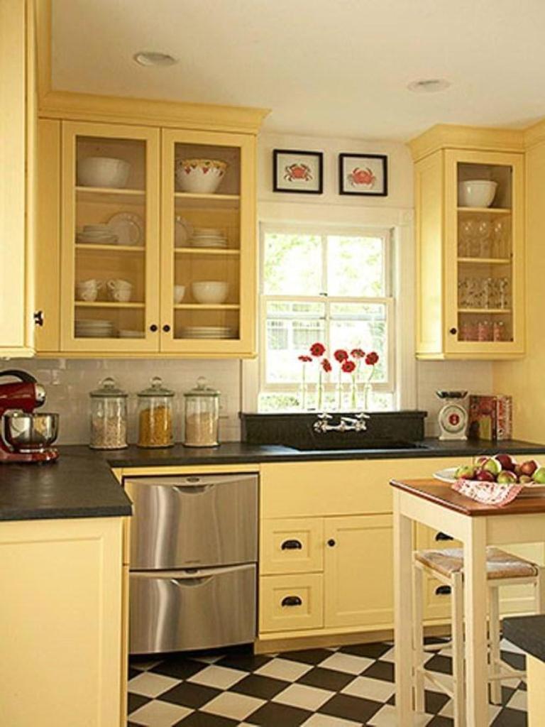 Combinación de colores interior de cocina amarillo pálido