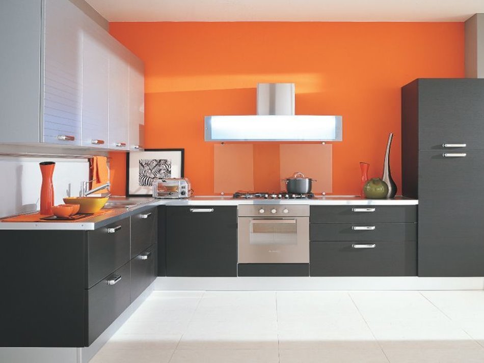 Uzmundrinoša oranžas virtuves interjera krāsu kombinācija