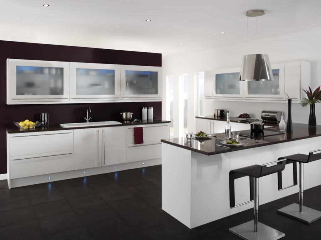 Farebná kombinácia interiéru kuchyne čierna a biela