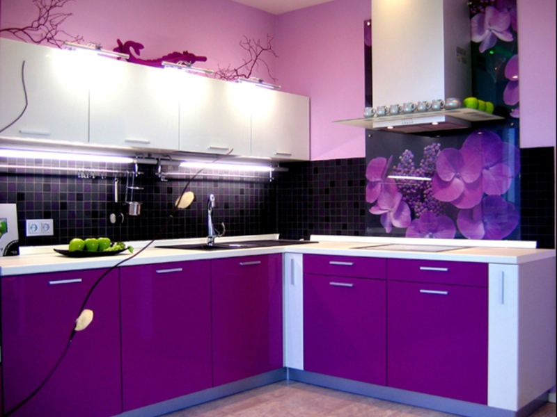 Krāsu kombinācija virtuves interjers melns un purpursarkans