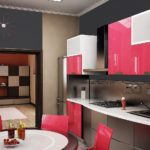 Krāsu kombinācija virtuves interjers melns ar rozā un baltu
