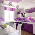 Combinatie van kleuren paars keuken interieur op wit