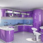 Połączenie kolorów błyszczącego fioletowego wnętrza kuchni na jasnym tle
