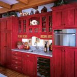 Kombinasi warna dapur dalam gaya merah sejuk dan terang gaya desa