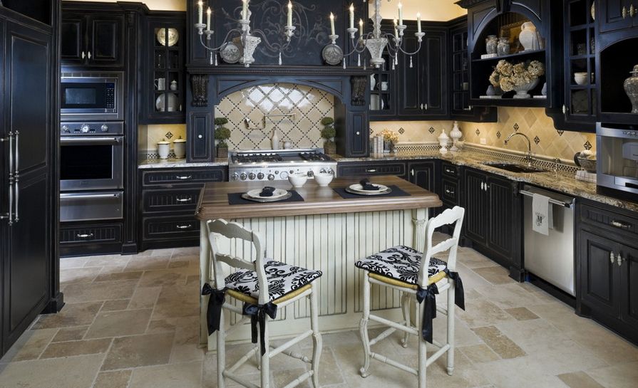 Krāsu kombinācija klasiskais virtuves interjers melnā krāsā