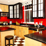 Värien yhdistelmä ruskeaa ja punaista keittiön sisustusta vaalealla pohjalla