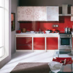 Színek kombinációja piros konyha belső szürke