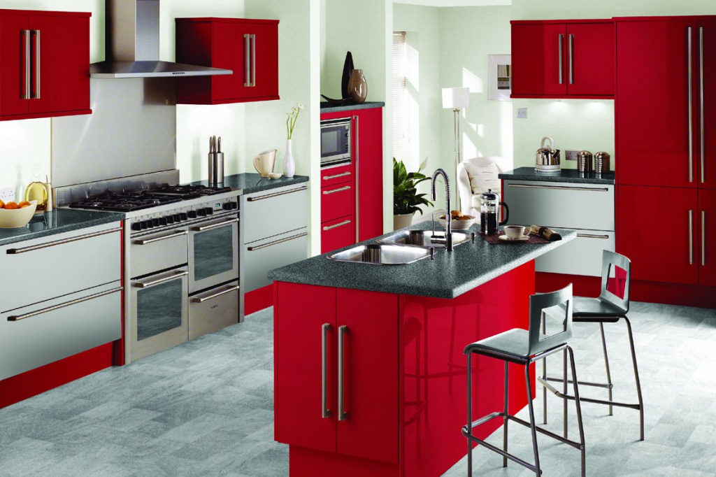 Spalvų derinys virtuvės interjere raudona ir pilka