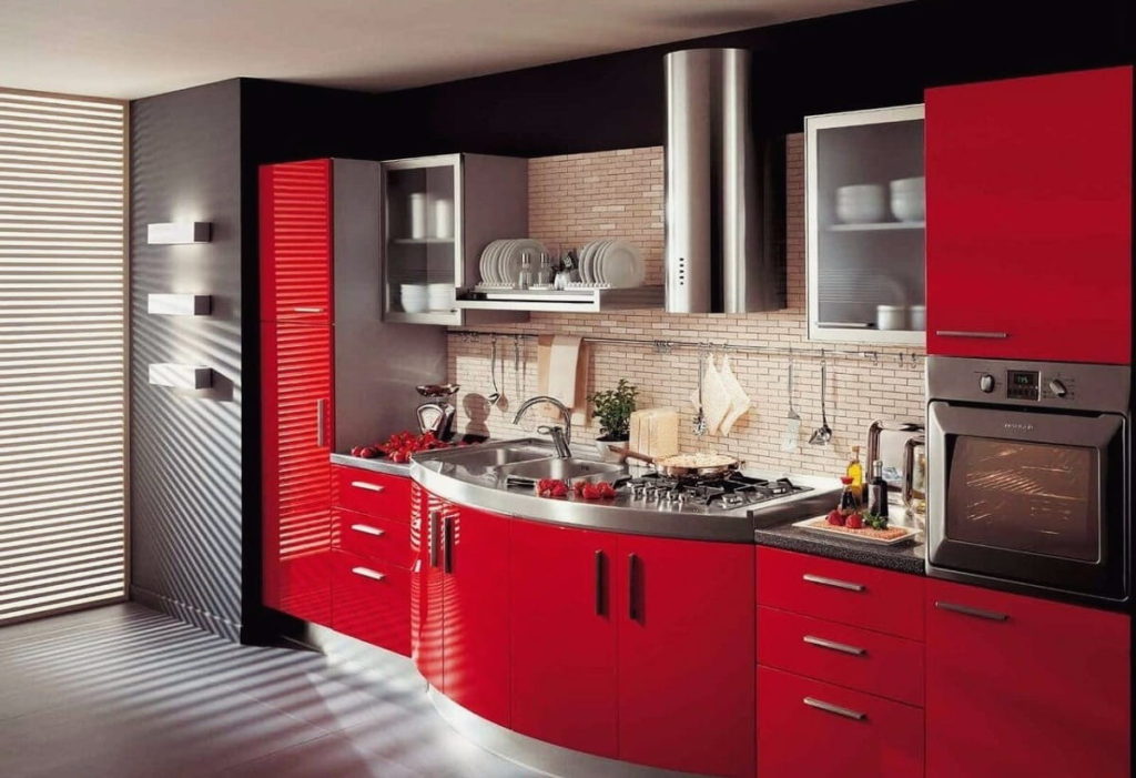 Farebná kombinácia interiéru kuchyne červené a tmavé tóny