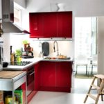 Krāsu kombinācija sarkans virtuves interjers uz balta fona