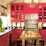 Värien yhdistelmä vadelma punainen keittiön sisustus beige taustalla