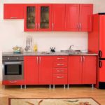 Beyaz zemin üzerine renkler mat kırmızı mutfak iç kombinasyonu