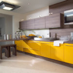 Krāsu kombinācija virtuves interjers matēts dzeltens un gaiši brūns uz balta