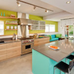 Kombinace barev interiéru kuchyně olivová tyrkysová a světle hnědá