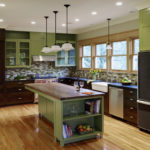 Combinación de colores verde oliva y marrón interior de cocina.