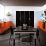 Combinación de colores interior de cocina naranja y negro