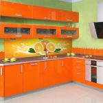 การผสมสีการตกแต่งภายในห้องครัวสีส้มบนสีเขียวอ่อน
