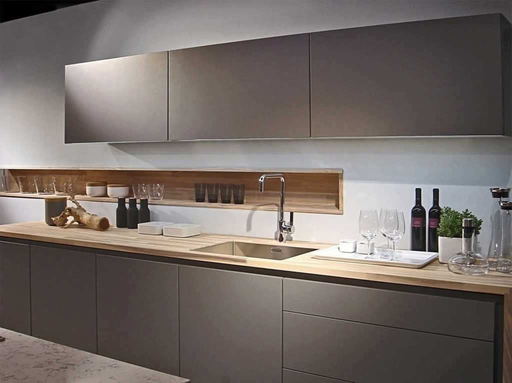 Combinación de colores interior de cocina gris de alta tecnología