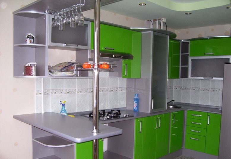 Farvekombination køkken interiør grå og syre