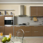 Spalvų derinys virtuvės interjeras pilka ir šviesiai ruda