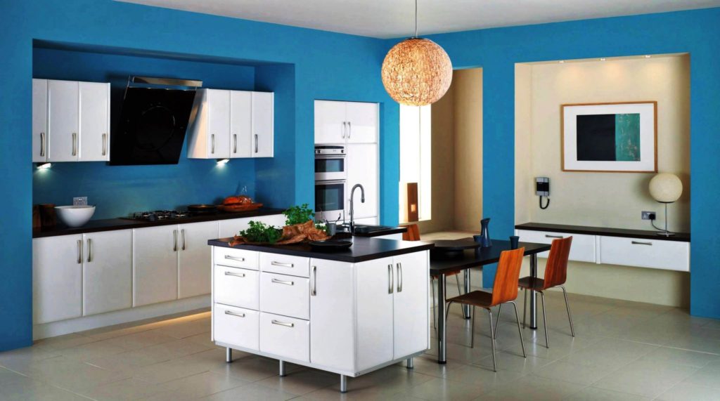 Mėlynos ir baltos virtuvės interjero spalvų derinys