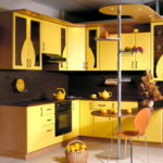 Combinación de colores interior de cocina amarillo claro sobre marrón oscuro
