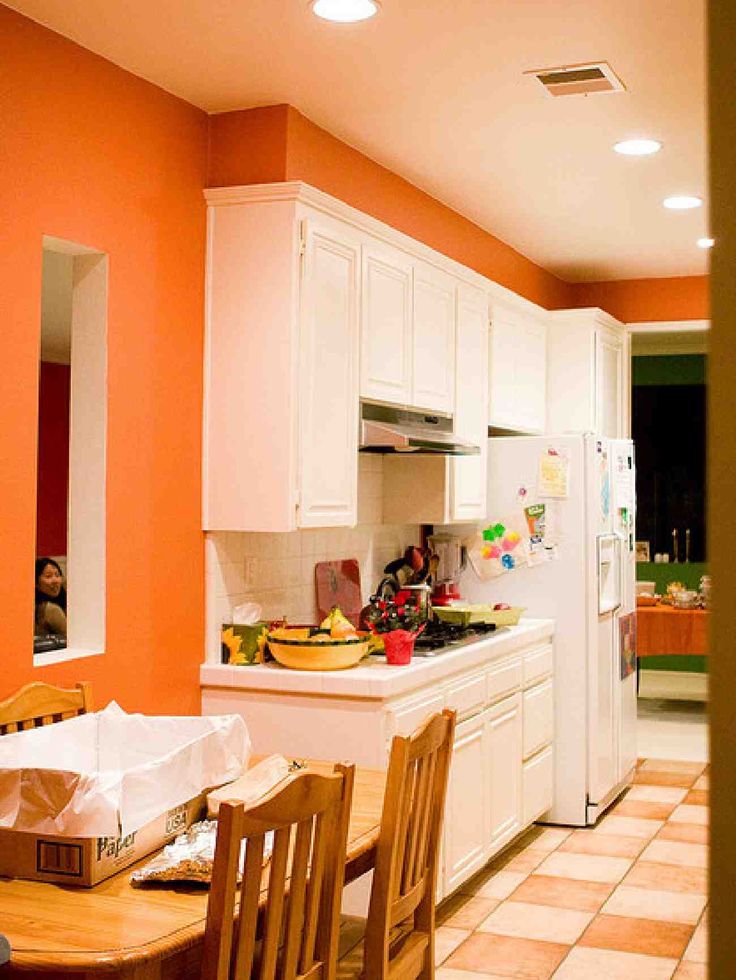 Krāsu kombinācija virtuves interjers gaiši oranžs