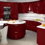 Combinación de colores interior de cocina rojo oscuro brillante sobre blanco