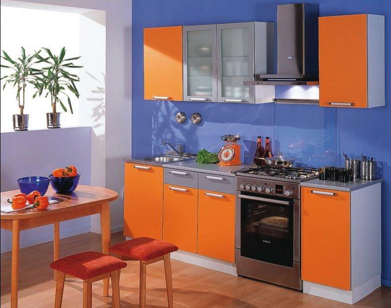 Krāsu kombinācija virtuves interjera triāde viena dominējošā