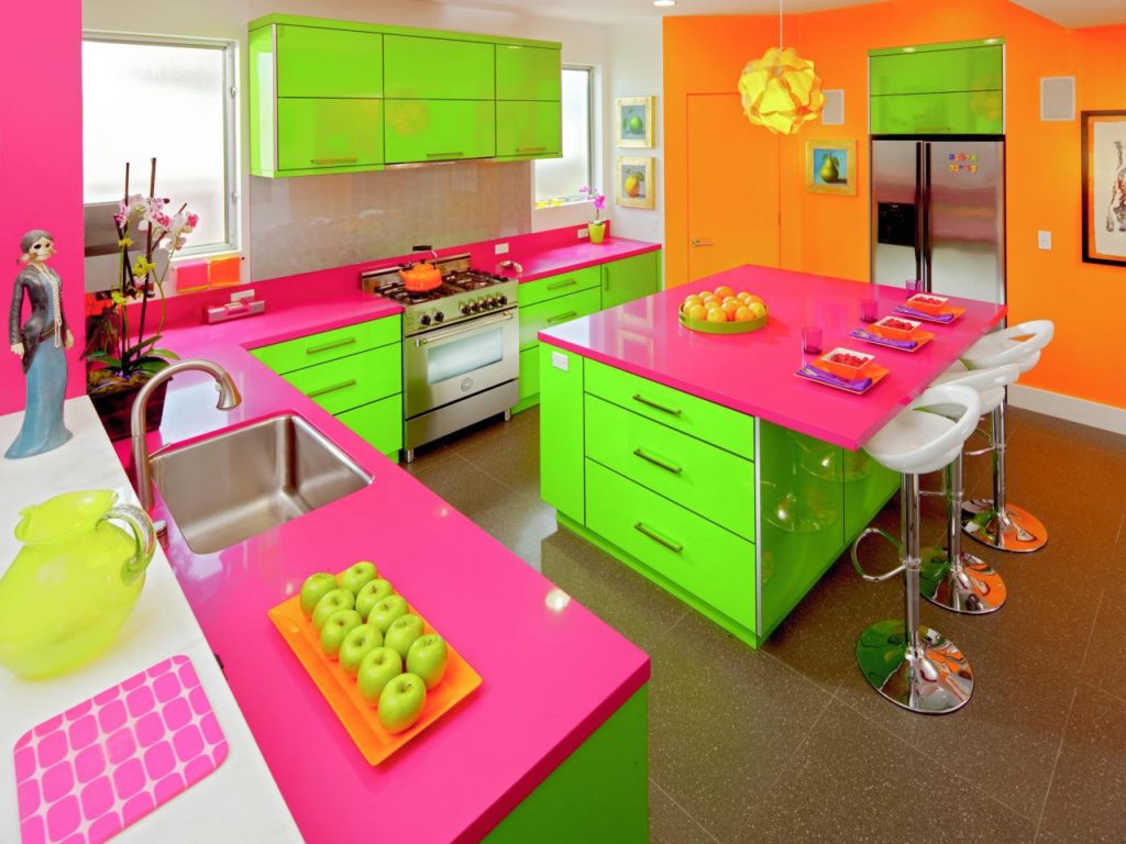 De kleurencombinatie van het interieur van de keuken is een drietal van drie hoofd