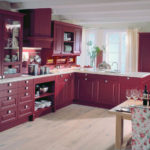 Spalvų derinys virtuvės interjere vyšninė raudona baltame fone