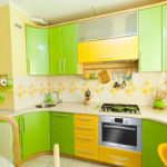 Combinazione di colori interni cucina verde su giallo chiaro