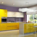 Połączenie kolorów żółtego i fioletowego wnętrza kuchni