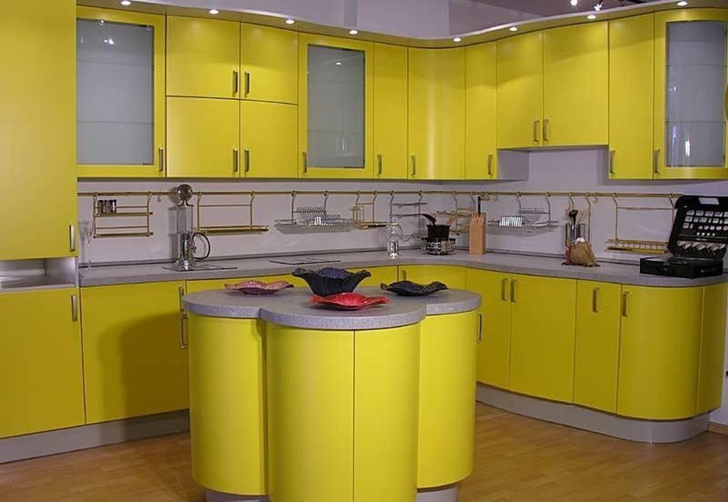 Värien yhdistelmä keittiön sisustus keltainen valkoinen