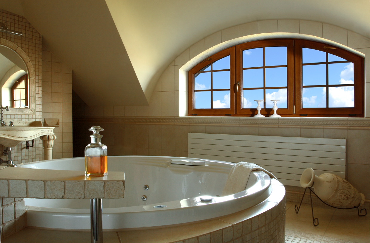 עיצוב אמבטיה עם חלון תמונות