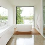 חדר אמבטיה עם צילום חלון