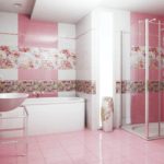 חדר אמבטיה עם אריחי צבע חלודים ורודים