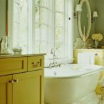 חדר אמבטיה עם תמונה לעיצוב חלונות