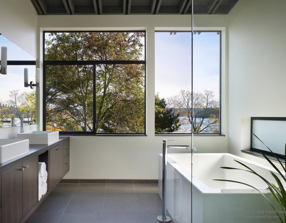 חדר אמבטיה עם עיצוב חלונות