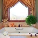 חדר אמבטיה עם עיצוב חלונות