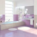 חדר אמבטיה עם חלון פנים פונקציונלי
