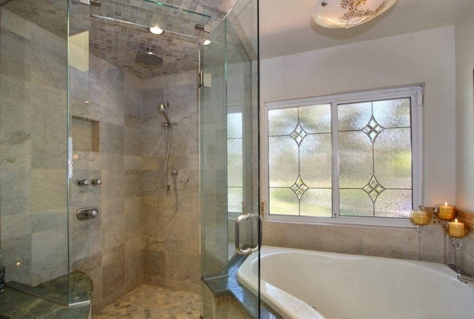עיצוב הרמוני של חדר אמבטיה עם חלון