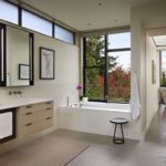 חדר אמבטיה עם חלון רעיון